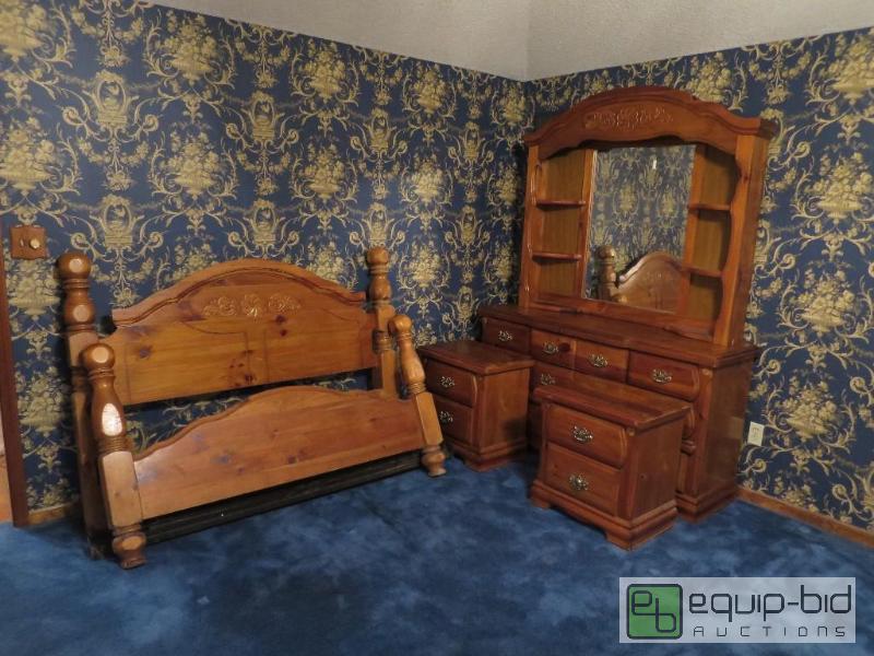 lot 20 image: Complete Bedroom Set