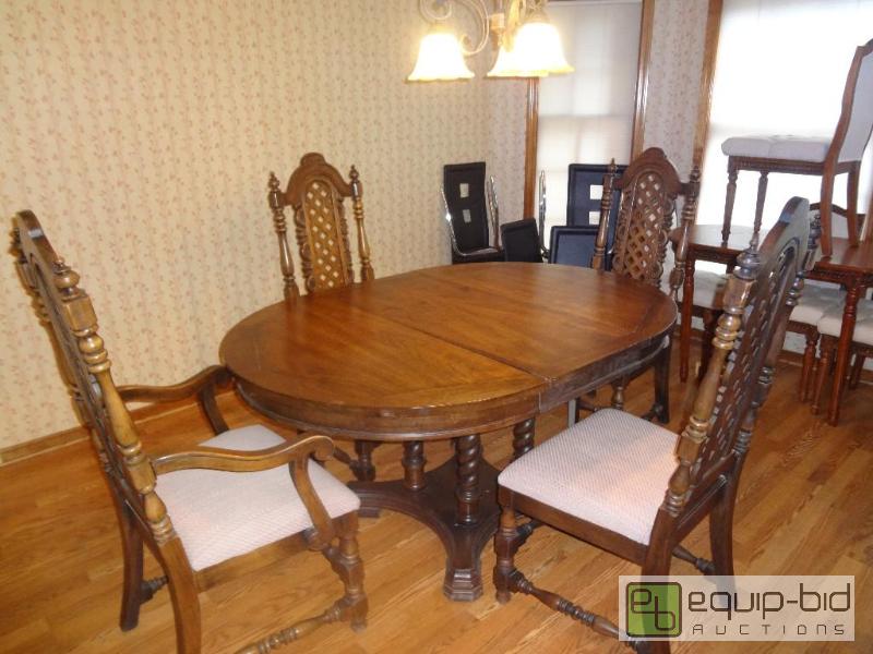 lot 26 image: Vintage Solid Oak Turned Dining Room Table & Chairs
