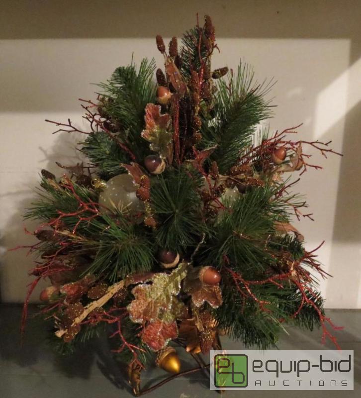 lot 265 image: CHRISTMAS CENTERPIECE
