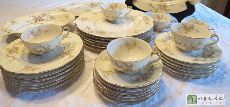 lot 3 image: Haviland China