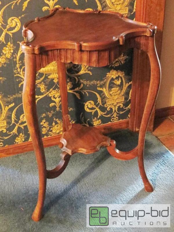 lot 4 image: Antique Side Table