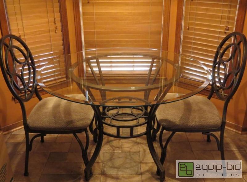 lot 5 image: Beautiful Glass BreakfastDining Table