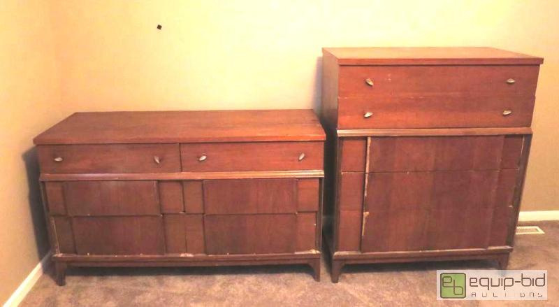 lot 51 image: Mid-Century Dresser Set