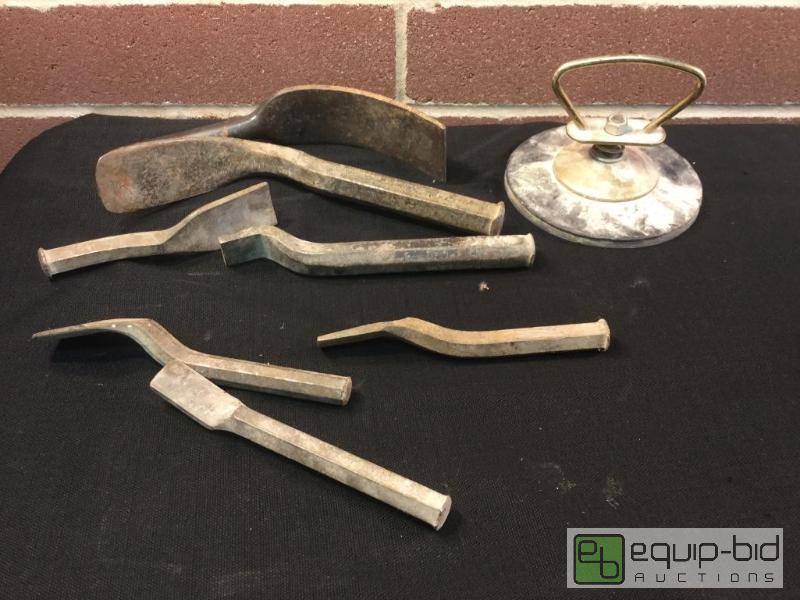 lot 1016 image: Body Shop Tools&nbsp  Dent Puller and 7 Chis...