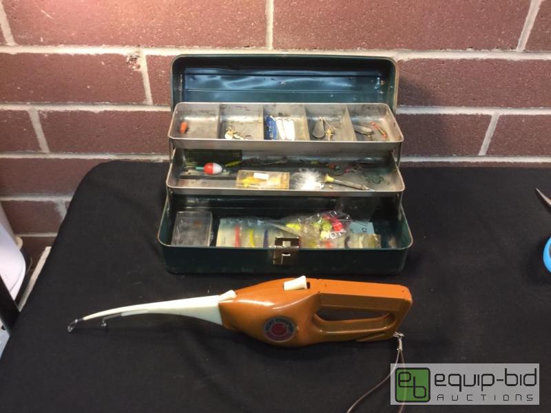 lot 1018 image: Vintage Tackle Box and Pocket Fisherman Popei...