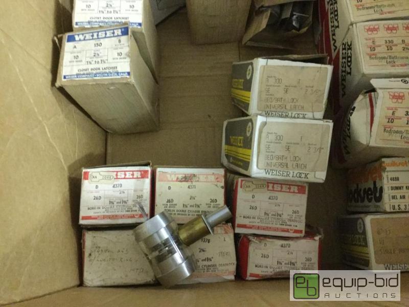 lot 1027 image: Locks and Deadbolts-NEW OLD Stock  7 Weiser D...