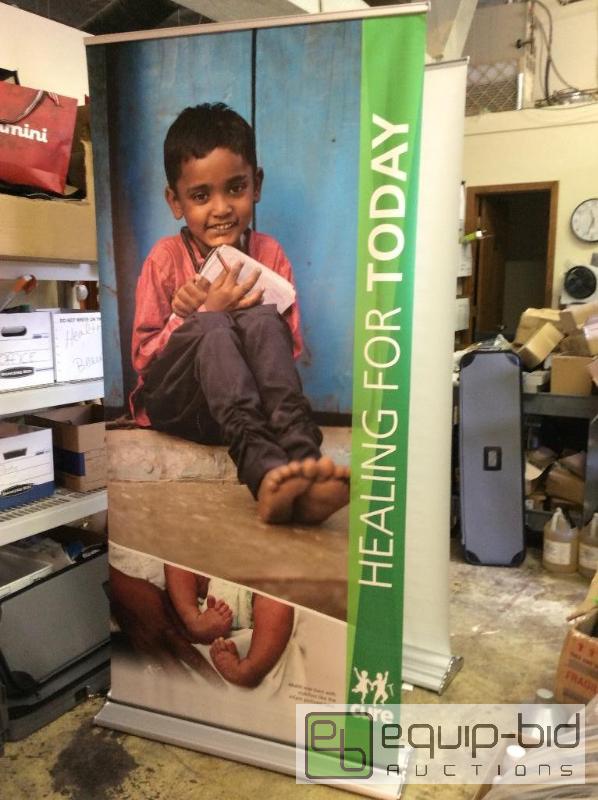lot 1076 image: Portable Banner Display Base, Frame &amp Car...