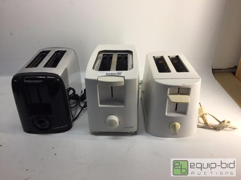 lot 3044 image: LOT OF 3 TOASTERS