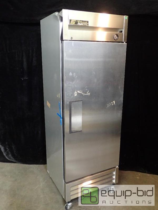 lot 9402 image: True (T-19F) - 27 Solid Door Reach-In Freezer