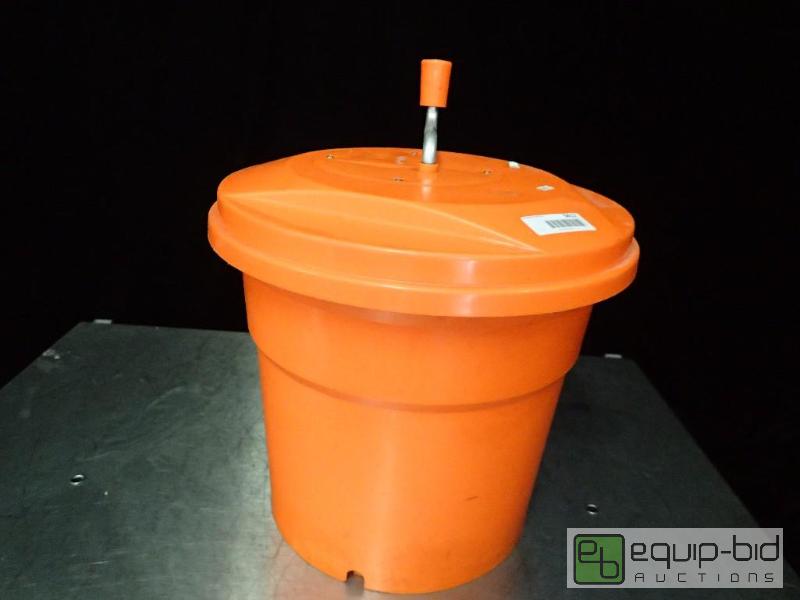 lot 9412 image: Large Salad Spinner