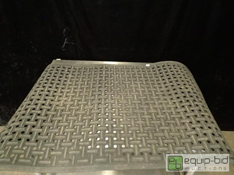 lot 9425 image: Rubber Floor Mat