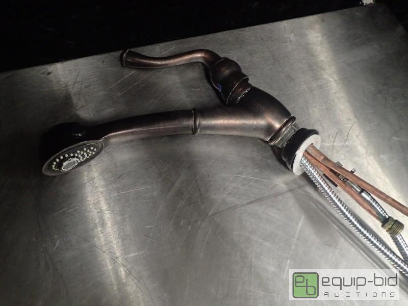 lot 9517 image: Faucet with Detachable Sprayer