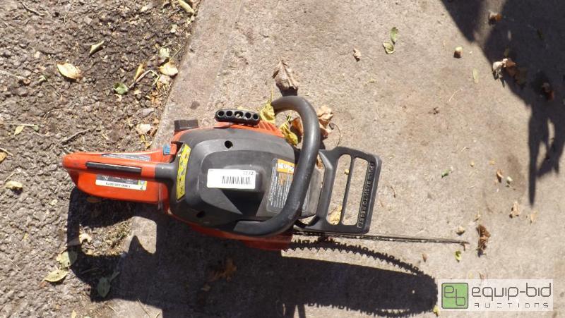lot 1172 image: Craftsman 40cc 18 Gas Chain Saw