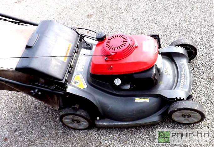 lot 210 image: HONDA MOWER
