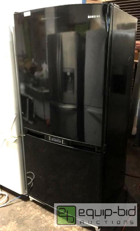 lot 93 image: Samsung RB195BSBB 18.8 CuFt Bottom-Mount Refrigerator