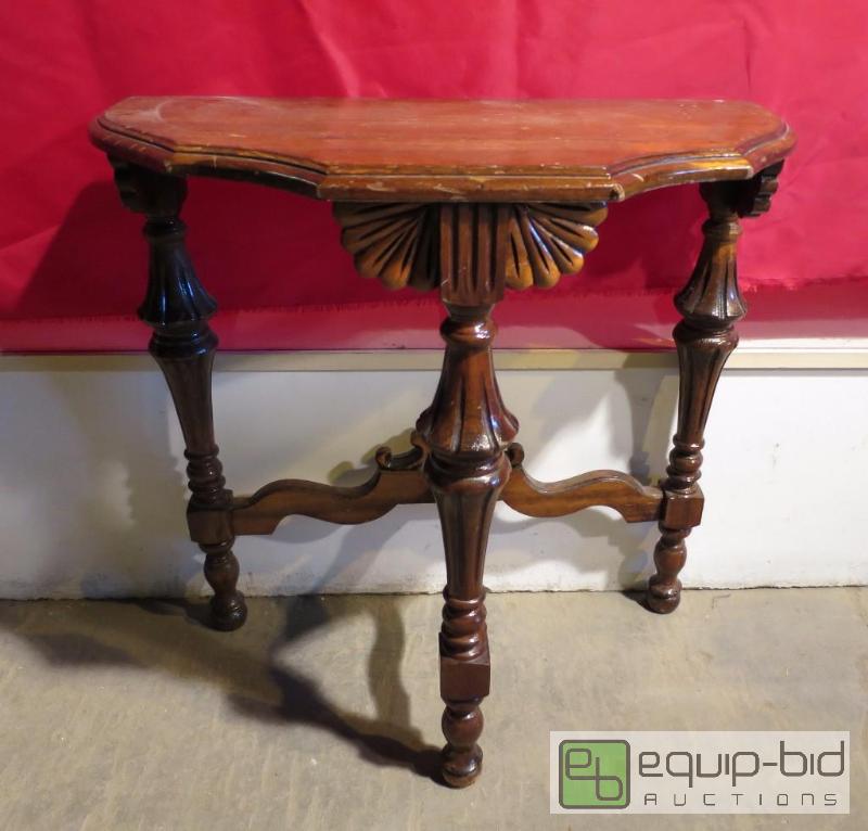 lot 149 image: Side Table