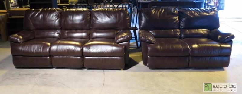lot 18 image: LEATHER COUCH AND LOVE SEAT