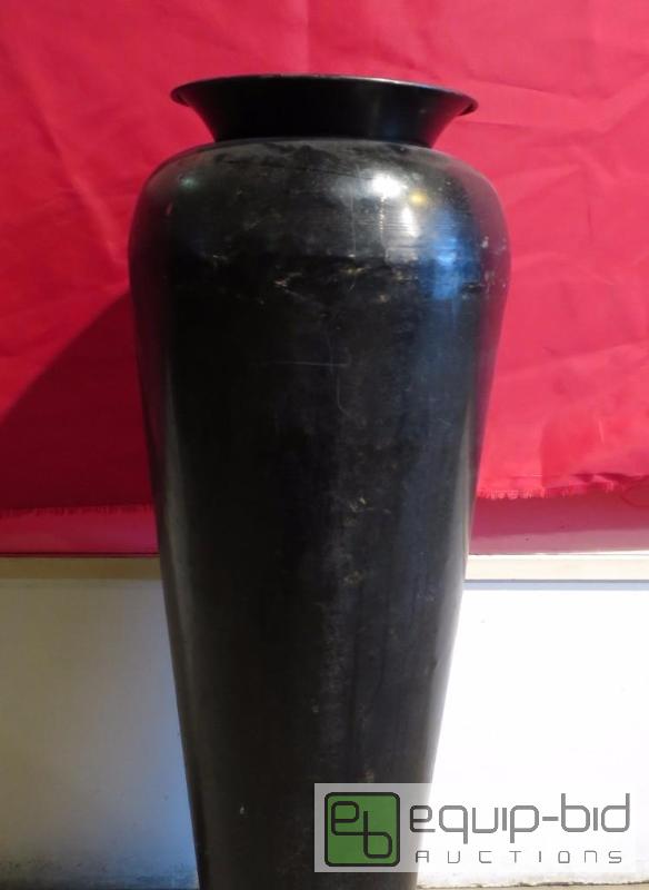 lot 203 image: Iron Home Decor Vase