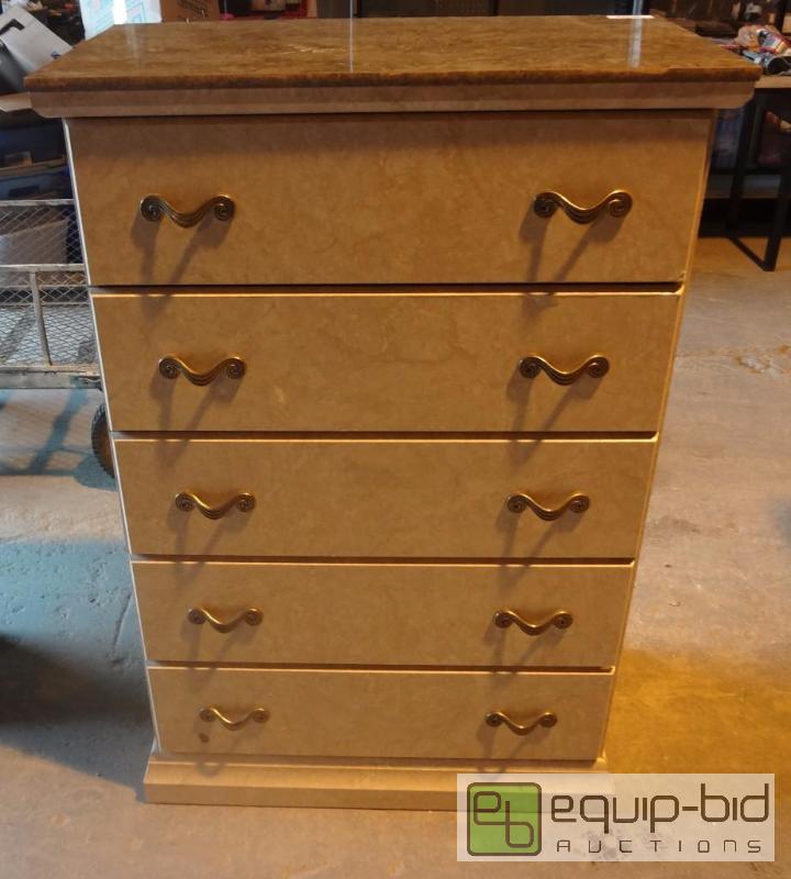 lot 42 image: 5 Drawer dresser
