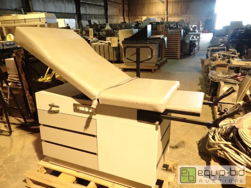 lot 6014 image: Enochs Regency 60 Exam Table