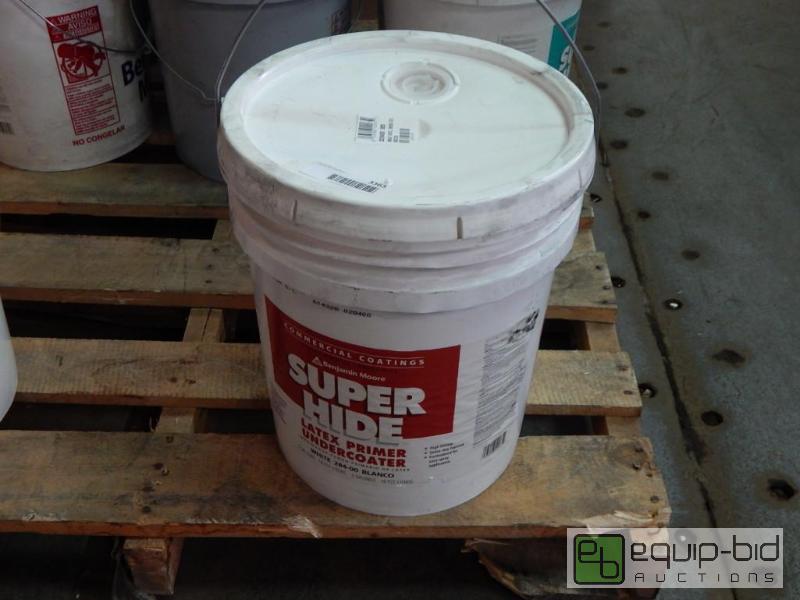 lot 3363 image: Benjamin Moore Super Hide Latex Primer Undercoat