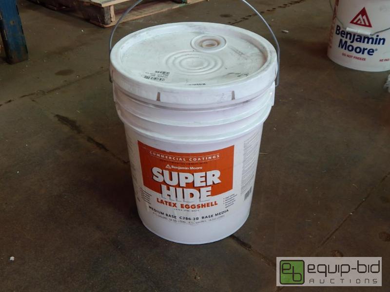 lot 3366 image: Benjamin Moore Super Hide Latex Eggshell Medium Base