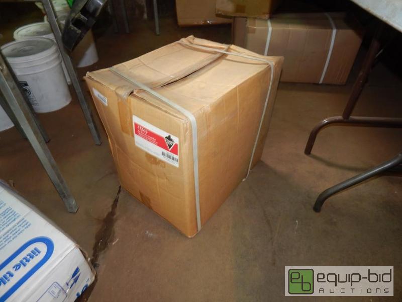 lot 3697 image: Case of Tough Guy 48 Dust Mop Heads