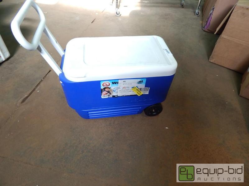 lot 3738 image: Igloo Wheelie Cooler