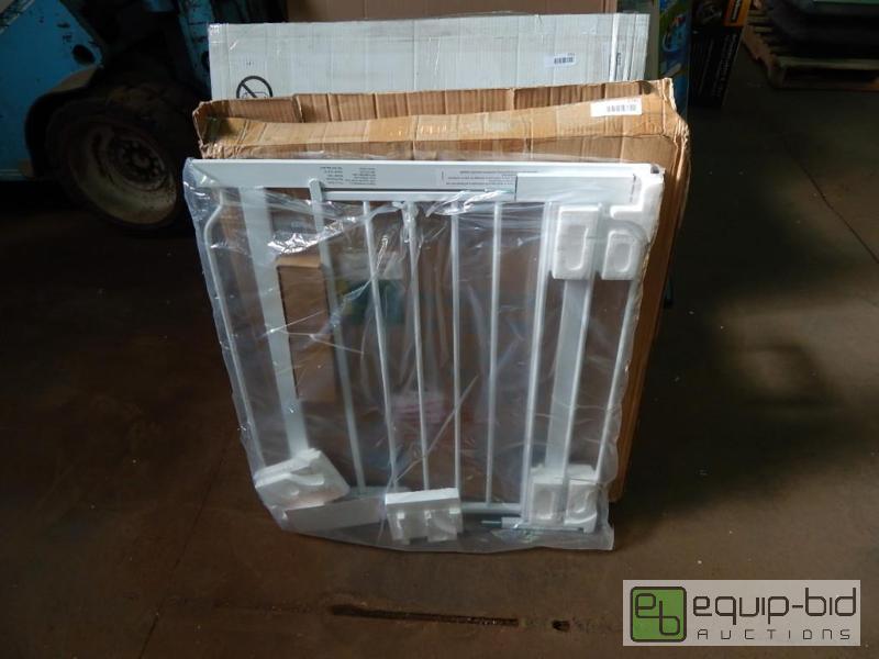 lot 3740 image: Easy Step Safety Gate