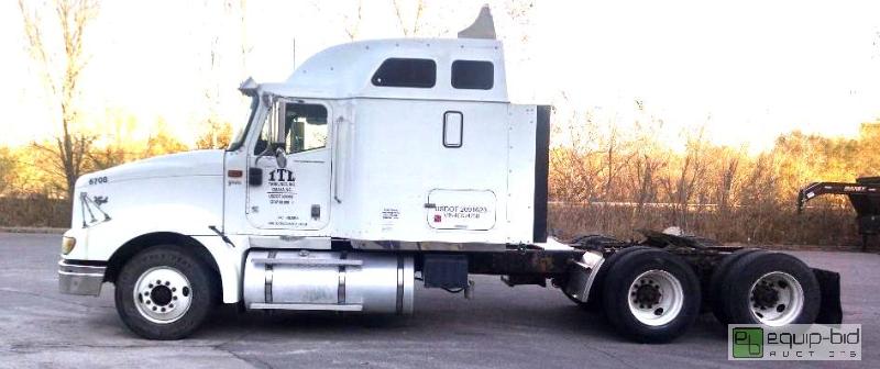 lot 1 image: 2004 International 940016x4