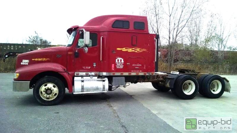 lot 2 image: 2000 International 9400