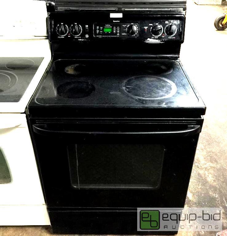 lot 1195 image: GE Spectra 30 Free-Standing QuickClean Electric Range