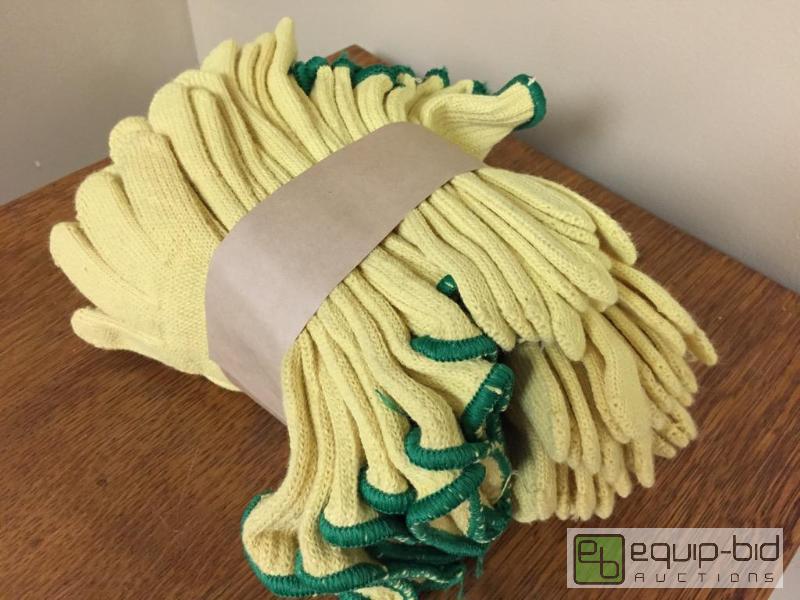 lot 10510 image: One dozen new cloth gloves great for liners o...