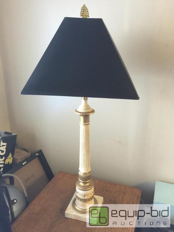 lot 17 image: Very nice lamp with shade...