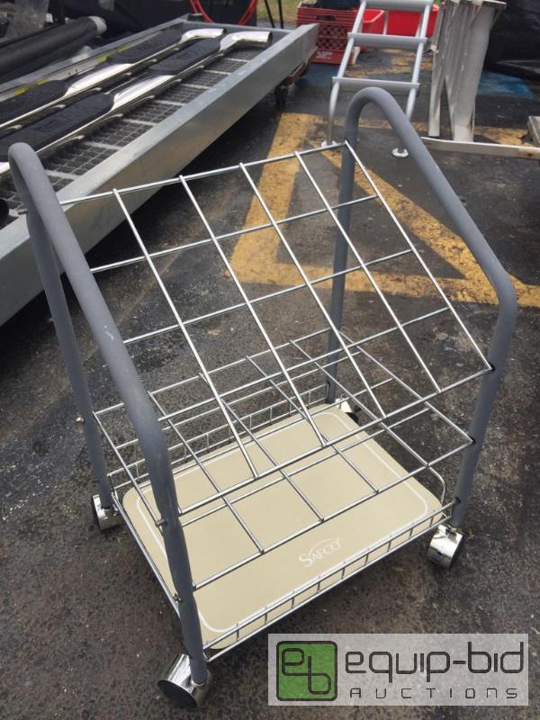 lot 34 image: Small cart on casters...