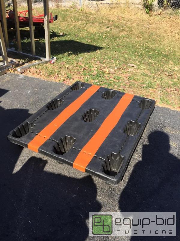 lot 55627 image: New 39&quot x 48&quot poly skid great for k...