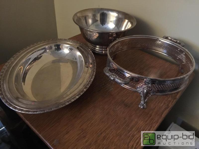 lot 77 image: Three nice pieces of silver plate servers...