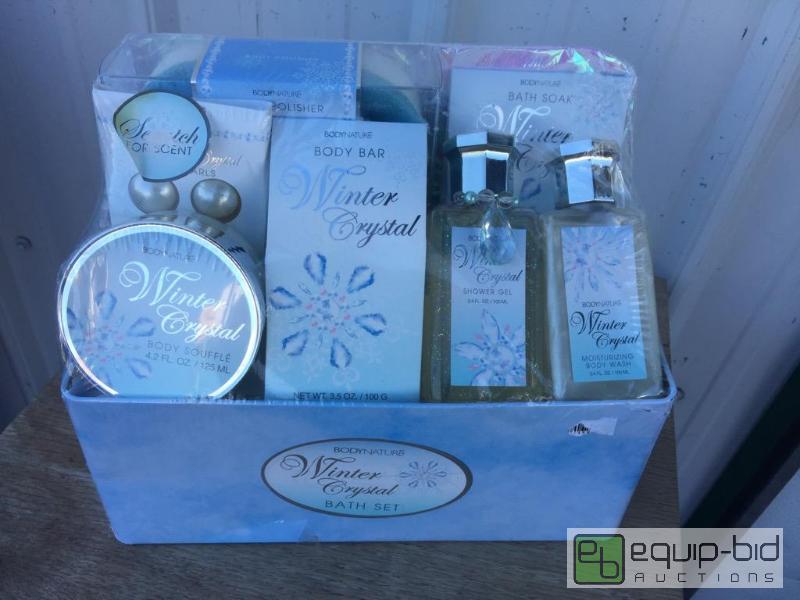 lot 82 image: Very nice bath set gift tin...