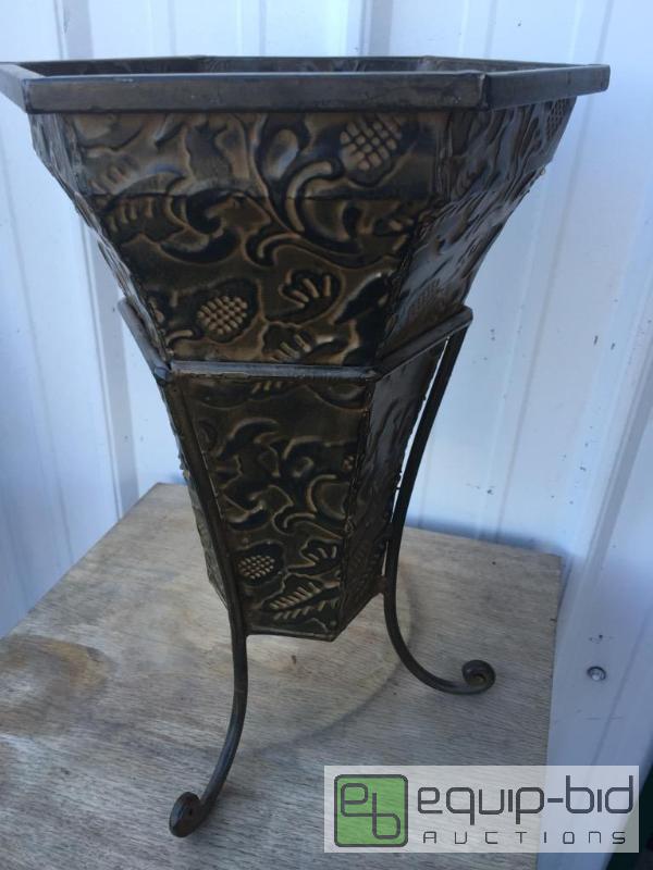 lot 85 image: Nice metal Decore peace...