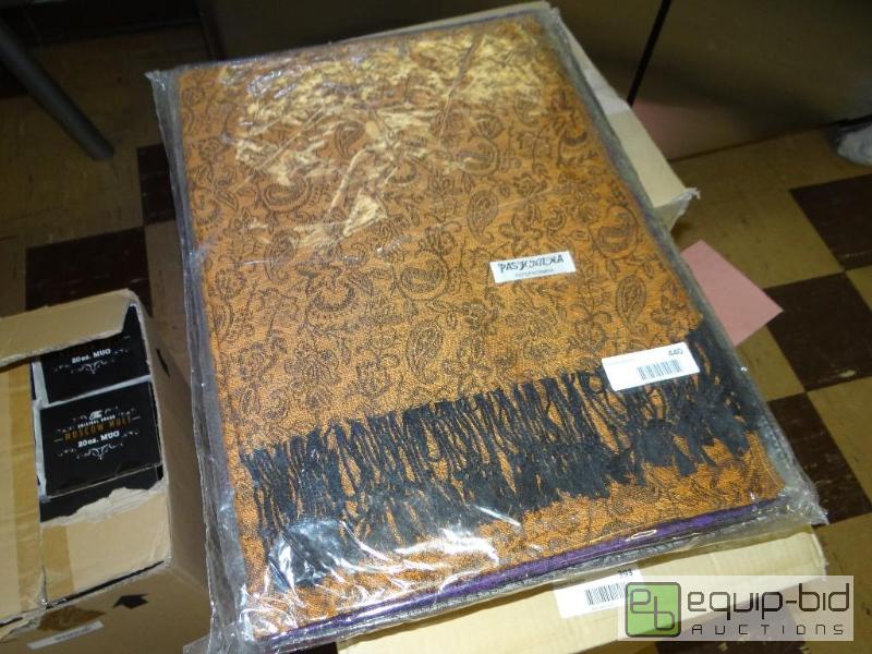 lot 440 image: Lot of 12 new table runners....