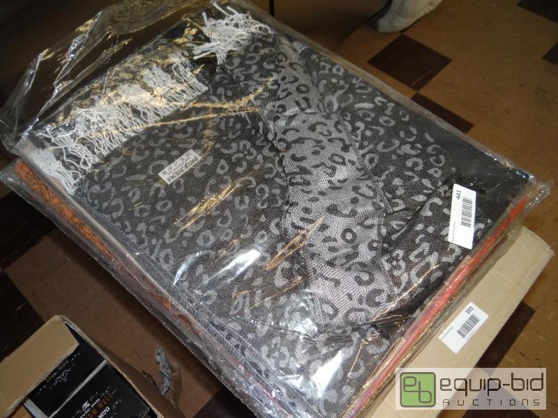 lot 441 image: Lot of 12 new table runners....