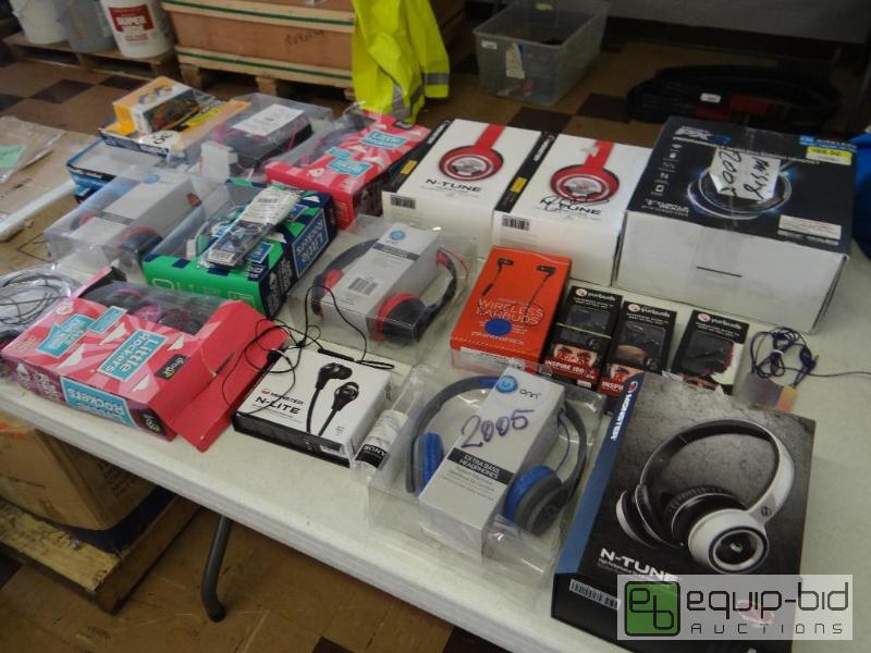 lot 450 image: LARGE lot of 20 headphones.  Untested....