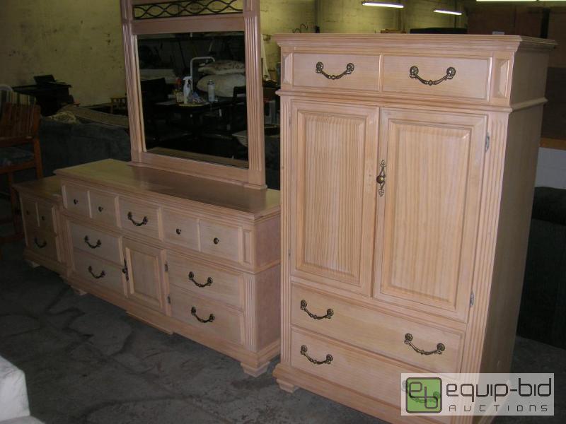 lot 632 image: 5 piece King Size Solid Pine Blonde Bedroom Set