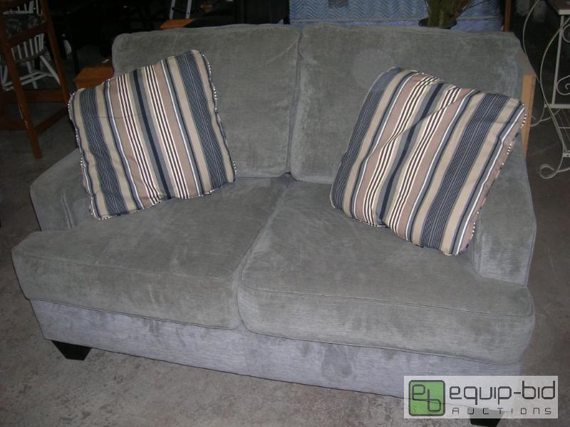 lot 634 image: Gray Fabric Couch & Loveseat Set w Throw Pillows