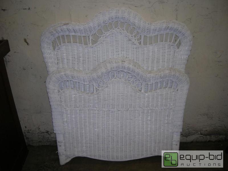lot 641 image: Vintage Twin Size White Wicker Head and Foot Board