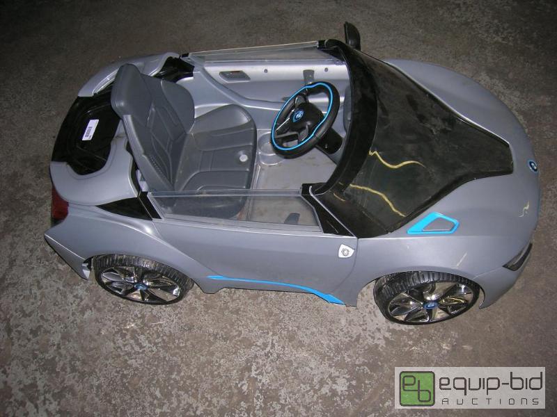 lot 663 image: BMW Kids Electric Car