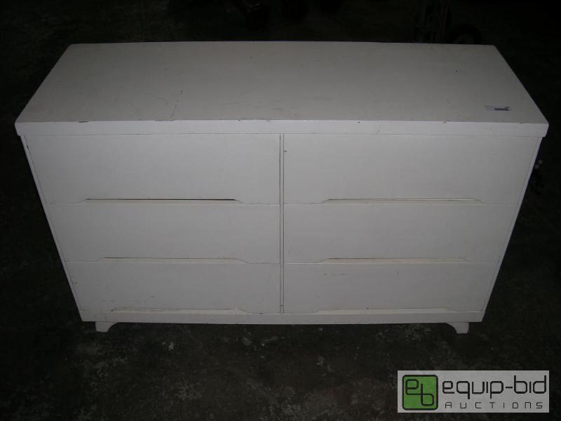 lot 666 image: Vintage White 6 Drawer Dresser