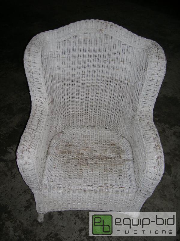 lot 671 image: Large Shabby Chic White Wicker Chair