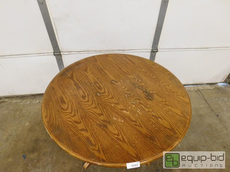 lot 486 image: 42 Round Oak Dining Table