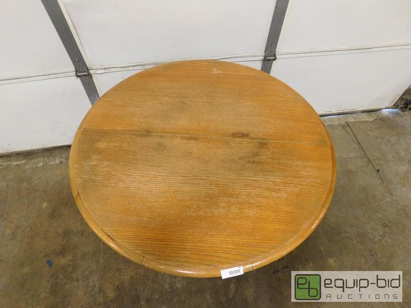 lot 487 image: 42 Round Oak Dining Table